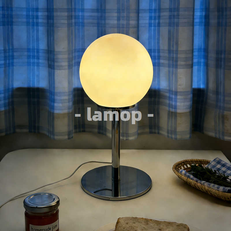 Decor Lighting & Decor Fires - 乳白色のソリッドグローブクローム薄型ポールテーブルランプ、クリームインホワイトデスク、3トーンソフトライト読書用テーブルデコレーションランプ