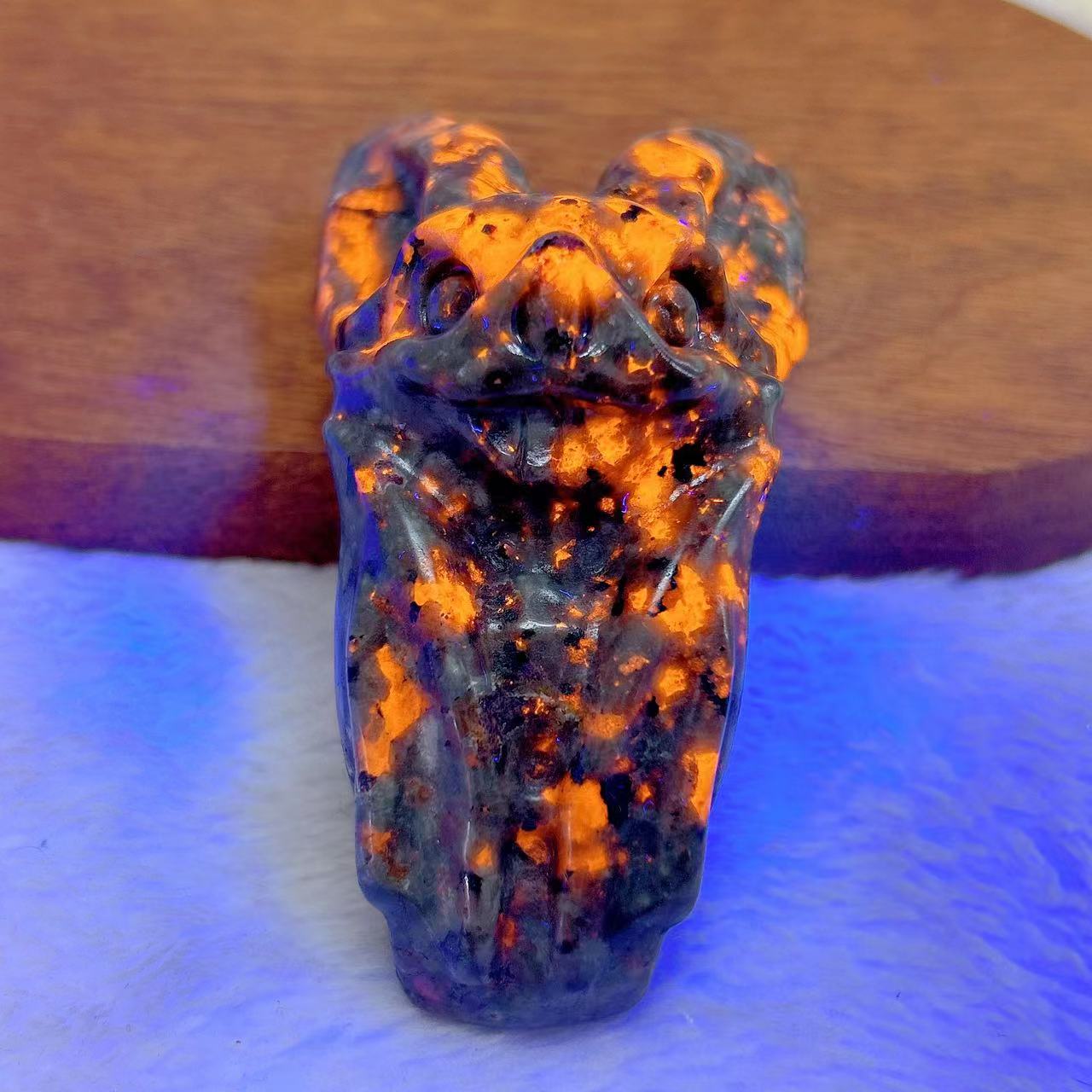 Lighting Effect Home Decor - 天然水晶 Yooperlite バット彫刻 UV ライト効果ヒーリング宝石ミネラルエネルギーレイキハロウィンホームデコレーションギフト