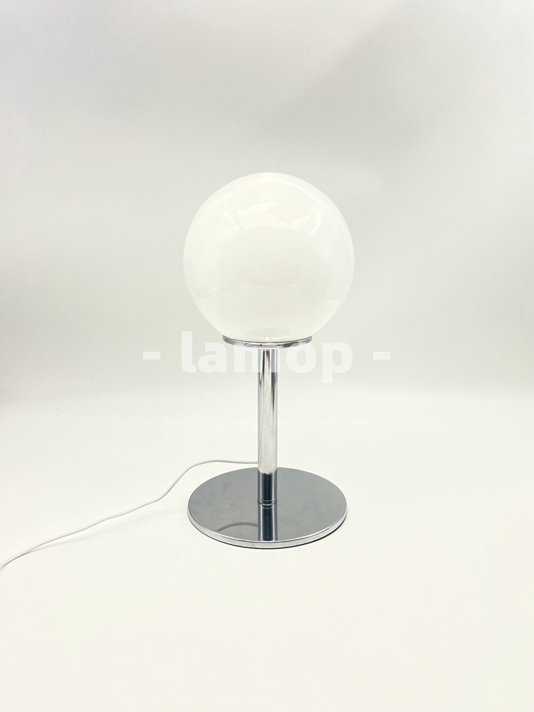 乳白色のソリッドグローブクローム薄型ポールテーブルランプ、ク - Decor Lighting & Decor Fires のレビューと価格